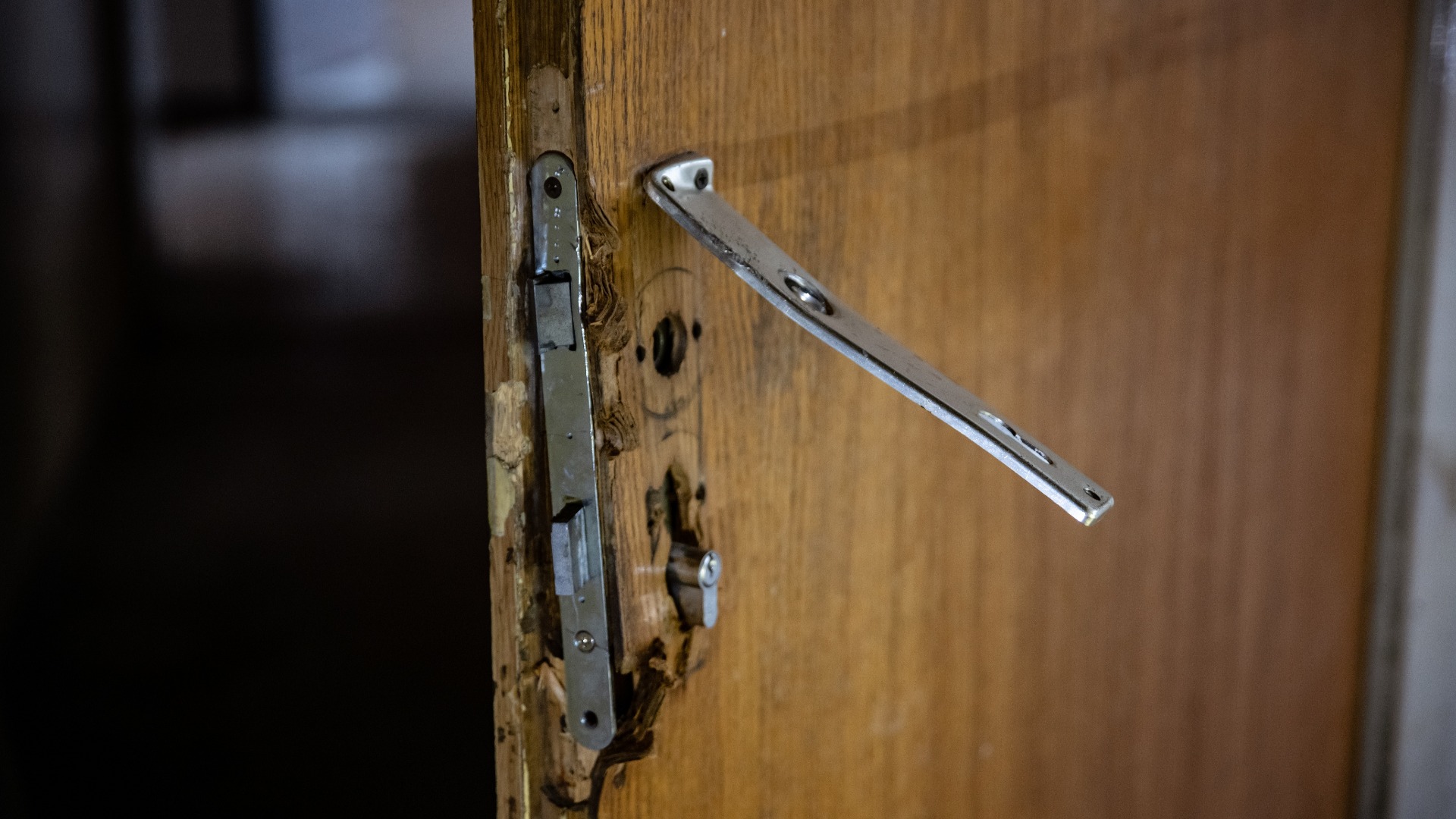 Beschädigte Haustüren nach einem Einbruch